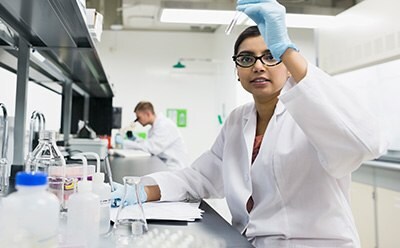 Scientifique examinant un tube &agrave; essai au laboratoire