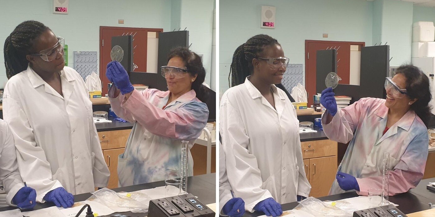 Duas imagens da Dra. Shetranjiwalla vestindo um jaleco tie-dye e em p&eacute; em uma bancada de laborat&oacute;rio com dois alunos. Na imagem &agrave; esquerda, ela segura uma amostra e o aluno a examina cuidadosamente. Na imagem &agrave; direita, tanto o aluno quanto a Dra. Shetranjiwalla riem.