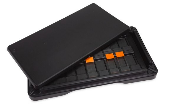 Slide staining tray with lid to hold, 18 x slides 76x26 mm